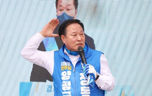 19일 12시 양평군청 앞 로터리에서 열린 출정식에서 양평군민의 지지를 부탁하는 더불어민주당 정동균 양평군수 후보. 사진=김현술 기자