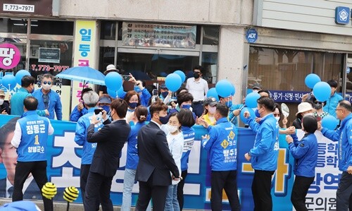 참석한 지지자들에게 감사의 인사를 전하는 정동균 양평군수 후보와 민주당 양평지역 출마자들. 사진=김현술 기자