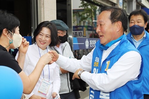 참석한 지지자들에게 인사를 전하는 정동균 양평군 후보와 부인 박은미 여사. 사진=김현술 기자