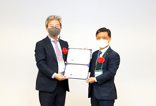 20일 포스코 김학동 부회장(오른쪽)이 한국품질경영학회가 주관하는 '2022 글로벌 품질경영인 대상'을 수상하고 있다. 사진=포스코 제공
