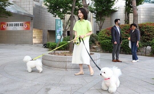 5월 11일 오전 서울 서초구 자택에서 윤석열 대통령 출근길 배웅에 나선 김건희 여사. 사진=대통령실 제공