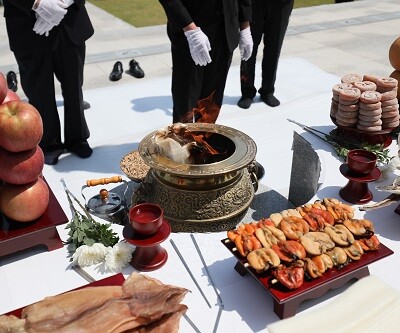 그들의 그리움이 담긴 마음이 향연이 되어 올라가고 있다. 사진=남경원 기자