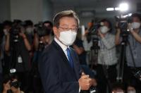 이재명 첫 출근 "0.5선 초선으로서 무거운 책임감"