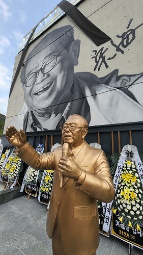 '전국! 노래자랑! 9일 대구 달성군 송해기념관 앞에 설치된 기념동상. 사진=남경원 기자