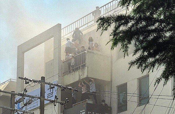 9일 오전 10시 55분쯤 대구시 수성구 범어동 법원 뒤 7층짜리 빌딩 2층에서 불이나 시민들이 옥상 부근에서 구조를 기다리고 있다. 사진=연합뉴스