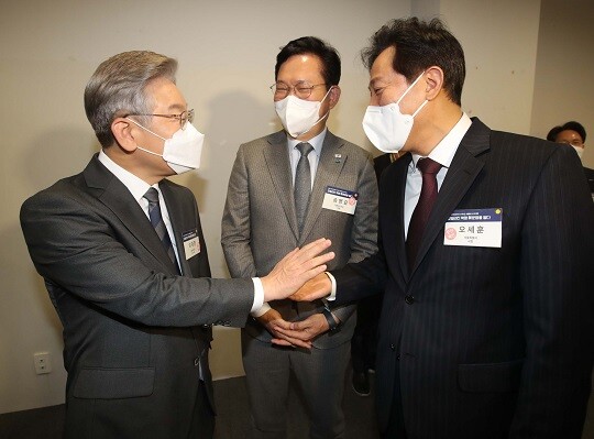 이재명 더불어민주당 의원(왼쪽)과 오세훈 서울시장이 인사하는 모습. 사진=박은숙 기자