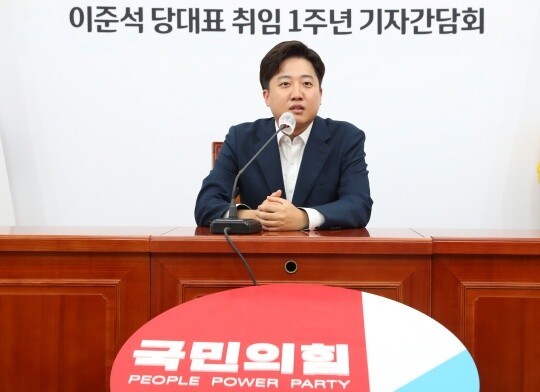 이준석 국민의힘 대표가 12일 오후 서울 여의도 국회에서 열린 당대표 취임 1주년 기자간담회에 참석해 발언을 하고 있다. 사진=임준선 기자