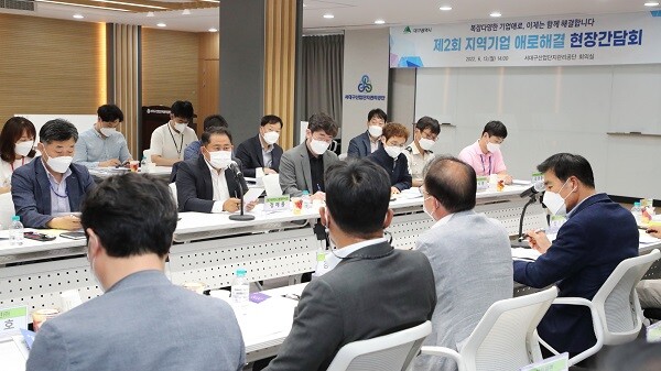 13일 서대구산업단지에서 정해용 대구시 경제부시장을 비롯해 부서장, 특별지방행정기관, 기업지원기관,기업대표 등 26명이 참여한 가운데 '기업애로해결 현장간담회'가 열리고 있다. 사진=대구시 제공