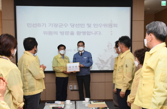 정종복 기장군수 당선인이 고리원전을 찾아 촉구문을 전달하는 모습. 사진=기장군 제공.