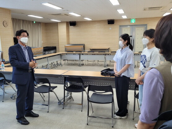 정종복 기장군수 당선인이 정관보건지소를 찾은 모습. 사진=기장군 제공