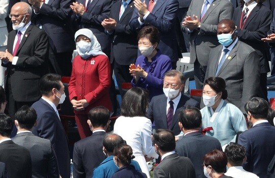 윤석열 대통령과 부인 김건희 여사가 10일 오전 국회에서 열린 제20대 대통령 취임식에 참석하며 문재인 전 대통령과 김정숙 여사와 인사를 나누고 있다. 뒤로 박근혜 전 대통령이 보인다.  사진=국회사진취재단