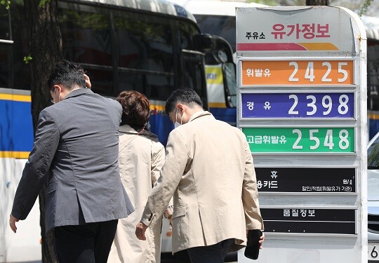 국내 휘발유, 경유 가격이 6주 연속 상승세를 보이는 가운데 정부가 유류세 추가 인하를 검토한다.사진=박은숙 기자