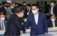 ‘국정원 X파일‘ 논란 두고 홍준표·박지원 ‘관종 설전’