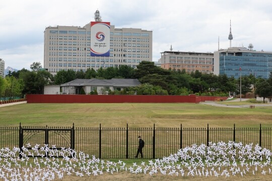 19일 오후 윤석열 대통령이 용산 대통령실 청사 앞 잔디마당에서 인근 지역 주민과 소상공인 등 400여 명을 초대해 공식적인 용산 집무실의 ‘집들이’를 열었다. 사진=연합뉴스