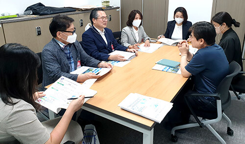 구미시가 국회를 찾아 구미스마트그린산단 신규사업 국비 확보 유치 활동을 벌이고 있다. 사진=구미시 제공