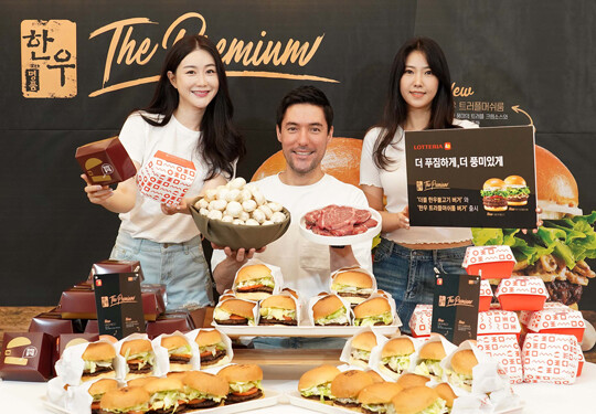 23일 서울 마포구 롯데리아 홍대점에서 모델들이 신제품 더블한우불고기버거,한우 트러플머쉬룸 버거를 소개하고 있다.