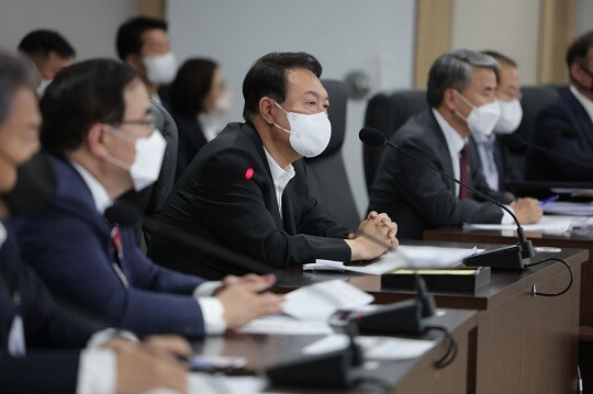 윤석열 대통령이 6월 5일 오전 용산 대통령실 청사 지하 국가위기관리센터에서 김성한 국가안보실장 주재로 열린 국가안보보장회의(NSC) 상임위원회에 참석했다. 사진=대통령실 제공