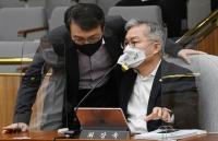 최강욱 ‘검사 보수 폐지안’ 민주당 의원들이 거리두기?