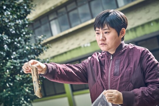 ‘헤어질 결심’에 김신영이 출연한 데는 전적으로 박찬욱 감독의 오랜 ‘팬심’이 작용했다. 박 감독은 김신영이 데뷔 초 SBS 개그프로그램 ‘웃찾사’에서 ‘행님아’ 코너를 선보일 때부터 팬이었다고 고백했다. 사진=영화 ‘헤어질 결심’ 홍보 스틸 컷