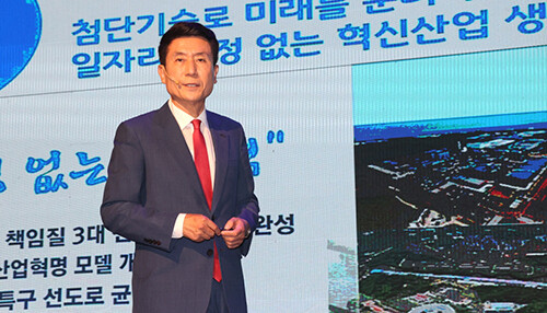 이강덕 시장이 새롭게 시작할 민선8기 비전과 주요정책 등을 설명하고 있다. 사진=포항시 제공