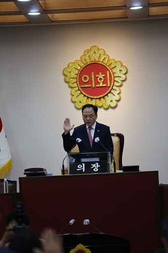 이만규 의원이 4일 대구시의회 의장으로 선출됐다. 개원식을 앞두고 선서를 하고 있다. 사진=남경원 기자