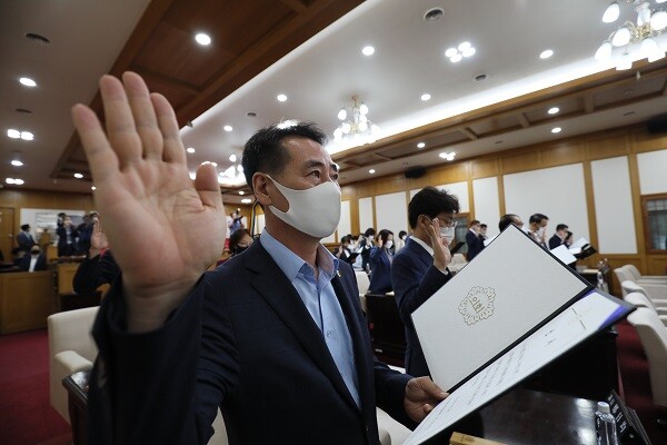 '소통 그리고 협치' 4일 대구시의회에서 개원식이 열린 가운데 의원들이 선서를 하고 있다. 사진=남경원 기자