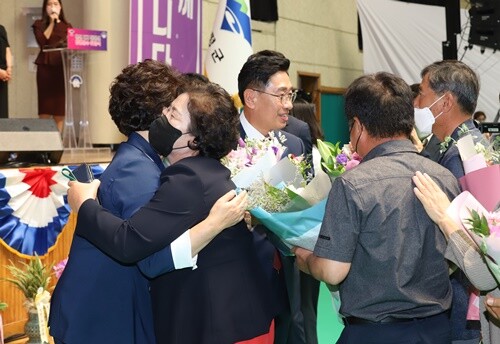 취임 축하 꽃다발을 받고 있는 전진선 군수 부부. 사진=김현술 기자