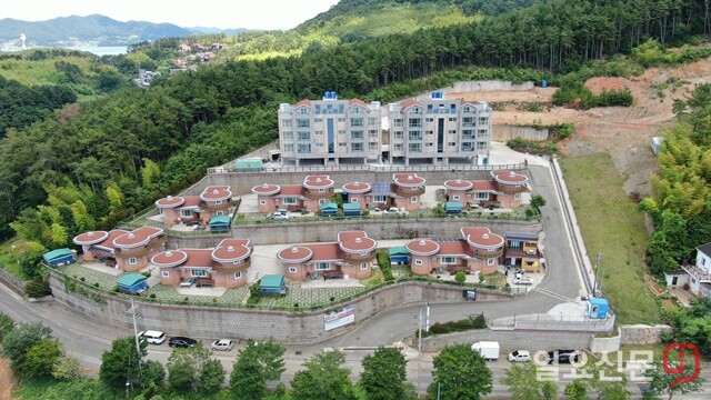 거제시가 단독주택을 관광숙박시설로 용도변경을 해준 ‘거제선셋한옥풀빌라&amp;리조트’. 사진=정민규 기자