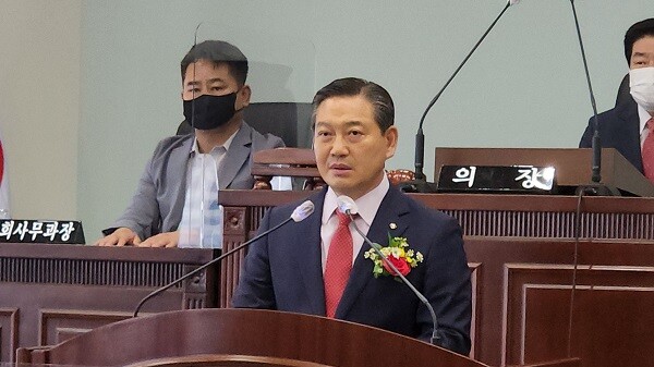 'Luxury NamGu!' 남구청장이 6일 오전 10시께 의회 본회의장에서 열린 '제9대 대구남구의회 개원식'에서 축사를 통해 의회, 집행부, 구민이 함께 똘똘 뭉쳐 '명품남구'를 일궈낼 것을 선언하고 있다. 사진=남경원 기자