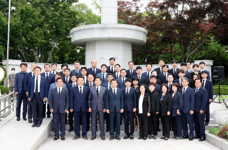 인천시의회는 6일 인천 미추홀구 수봉공원 내 현충탑을 찾아 참배 행사를 가졌다. 사진=인천시의회 제공