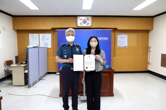 감사장 던달 모습. 왼쪽부터 박도영 서장, 배다솜 과장. 사진=경남농협 제공