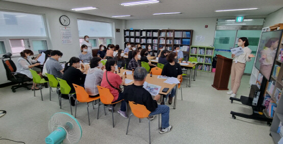 아파트 공유공간 조성에 참여한 아파트에서 주민 설명회가 열리는 모습. 사진=경남도 제공