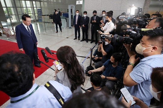 윤석열 대통령이 도어스테핑을 진행하는 모습. 사진=연합뉴스