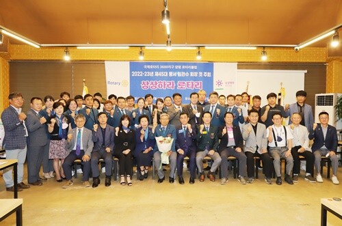 내빈들과 함께 기념촬영하는 회원들. 사진=김현술 기자