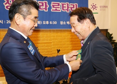 최관준 총재가 창립회원인 천희일 전 회장에게 43주년 기념 원로회원 흉장을 전달했다. 사진=김현술 기자