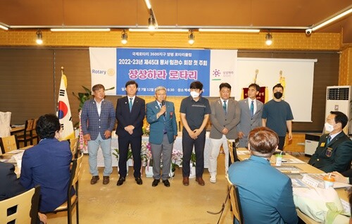 양평로타리클럽 임관수 회장이 임원진을 소개하고 있다. 사진=김현술 기자