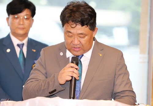 로타리 강령 낭독과 네가지 표준 낭독을 하는 김창민 차기회장. 사진=김현술 기자