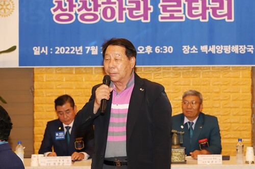 양평로타리클럽 창립회원이며 제 8대 회장을 역임한 천희일 전 회장이 인사말을 하고 있다. 사진=김현술 기자