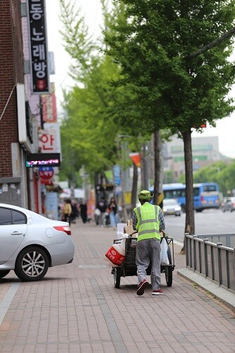 대구 남구 대명동에서 한 어르신이 안전야광조끼를 차고 리어카를 끌며 폐지를 모으고 있다. 사진=남경원 기자