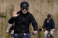 자전거 타다가 ‘꽈당’…79세 조 바이든 대통령 또 건강 논란