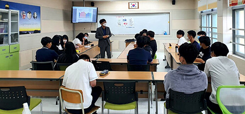 대구대 경찰학부의 꿈드림 특강단이 청소년 대상 맞춤형 진로 특강을 하고 있다. 사진=대구대 제공