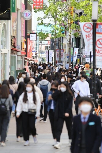 14일 대구 중구 도심에서 시민들이 마스크를 쓰고 거리를 걷고 있다. 사진=남경원 기자