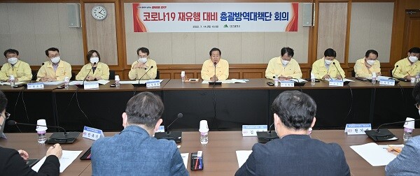 홍준표 대구시장이 14일 코로나19 재유행 대비 긴급 총괄방역대책단 회의에서 철저한 방역을 강조하고 있다. 사진=대구시 제공