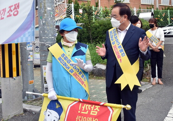 하윤수 교육감의 어린이 통학로 안전 캠페인 모습. 사진=부산시교육청 제공