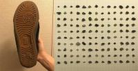 언뜻 보면 현대미술? 신발 밑창에 낀 잔돌 1년간 모은 일본인
