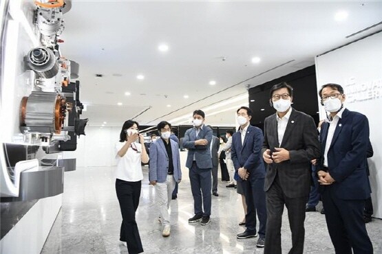박형준 시장이 ‘LG이노베이션 갤러리’를 방문한 모습. 사진=부산시 제공