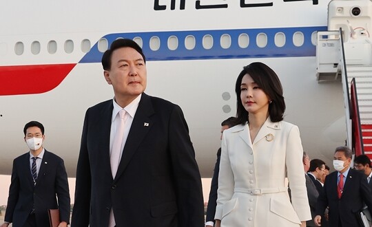 나토 정상회의 참석을 위해 지난 6월 27일(현지시간) 스페인 마드리드 바라하스 국제공항에 도착한 윤석열 대통령(왼쪽)과 김건희 여사. 사진=연합뉴스