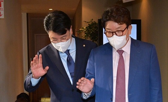 7월 15일 서울 여의도의 한 식당에서 오찬을 마치고 나오는 '윤핵관' 권성동 국민의힘 당대표 직무대행(오른쪽)과 장제원 의원. 사진=박은숙 기자