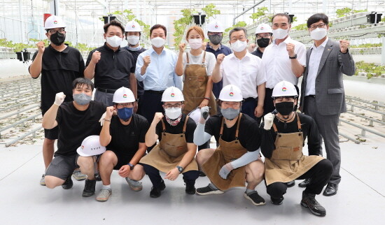 ‘경남 스마트팜 혁신밸리 조성사업’ 현장방문 모습. 사진=경남도 제공