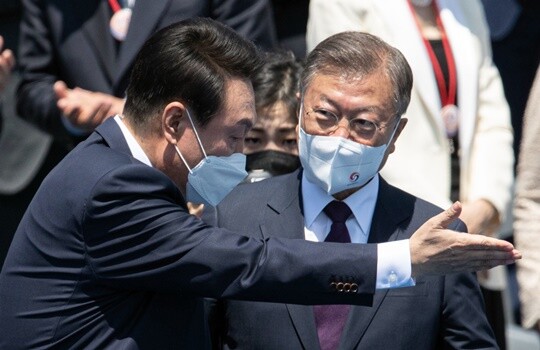 윤석열 대통령 취임식에서 윤 대통령과 문 전 대통령의 모습. 사진=국회사진취재단